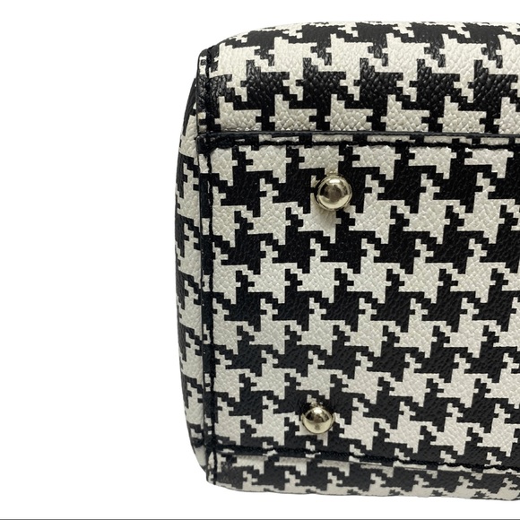 GUESS PURSE BLACK AND WHITE W/SILVER ACCENTS AND CHAIN HANDLE - Picture 5 of 10